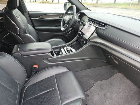 Used 2024 Jeep Grand Cherokee Overland w/ Luxury Tech Group IV image 11