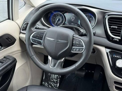 Used 2024 Chrysler Pacifica Touring-L FWD image 13