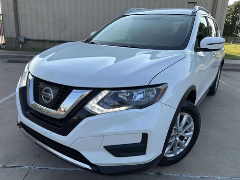 Used 2017 Nissan Rogue SV image 2