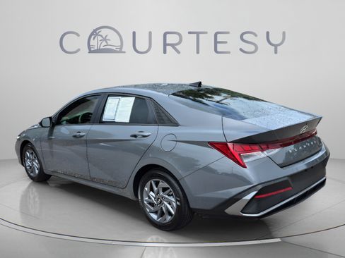 Used 2025 Hyundai Elantra Hybrid FWD image 3