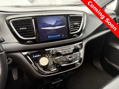 Used 2018 Chrysler Pacifica Touring-L Plus image 9