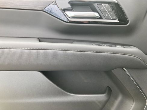 New 2026 Chevrolet Suburban Premier image 25