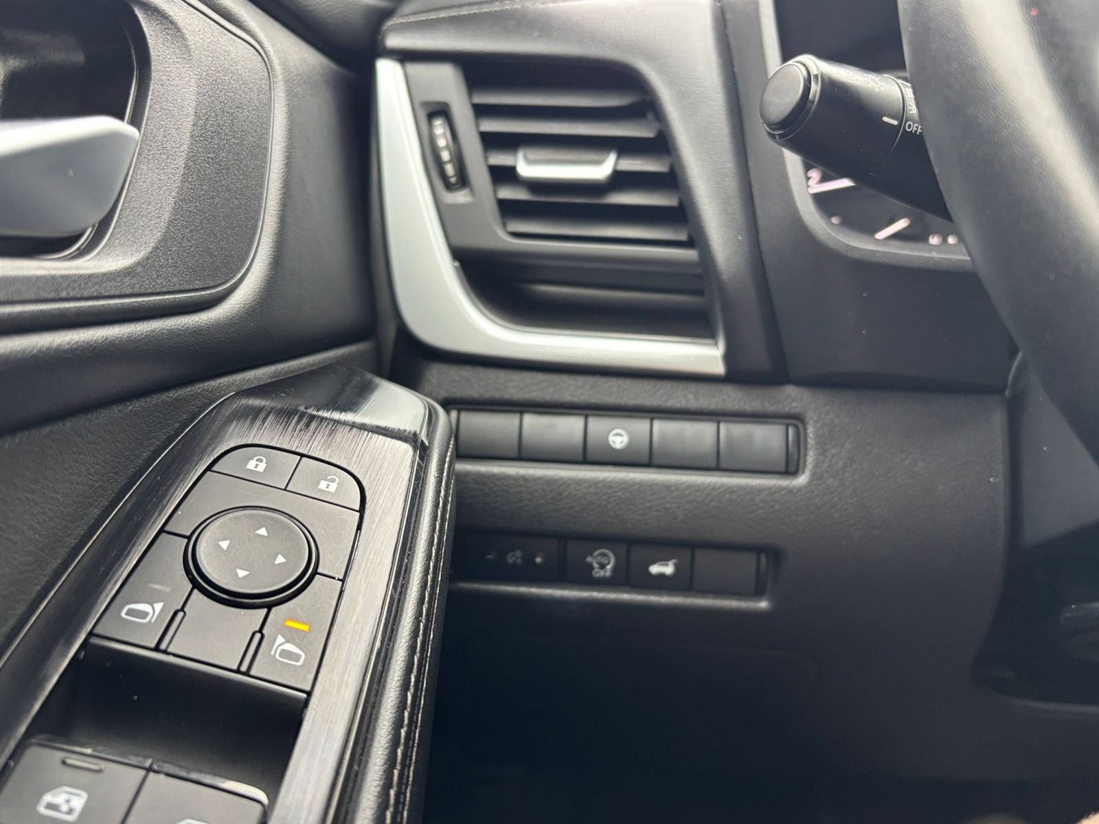 Used 2025 Nissan Rogue SV AWD/4WD image 33