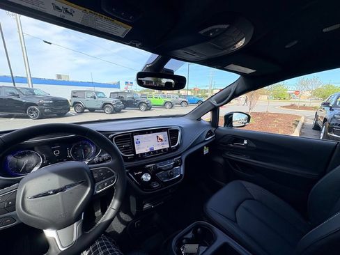 New 2026 Chrysler Pacifica Select FWD image 30