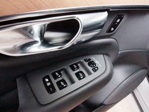 Certified 2025 Volvo XC90 B6 Plus w/ Protection Package Premier image 12