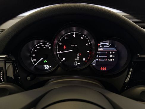 Certified 2025 Porsche Macan image 21