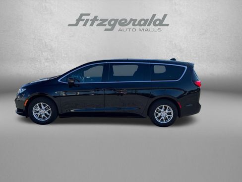 Used 2025 Chrysler Pacifica Select FWD image 3