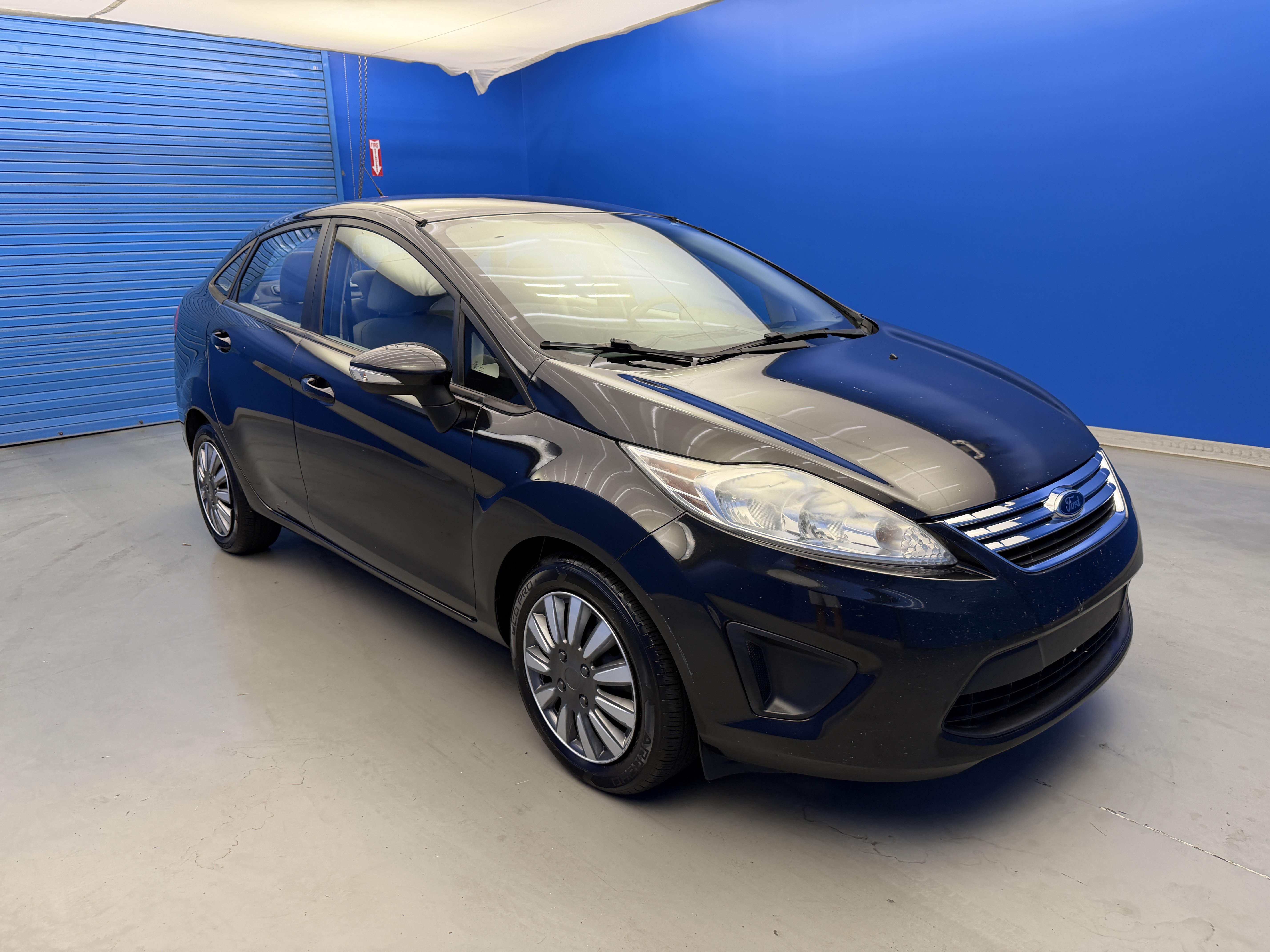 Used 2013 Ford Fiesta SE FWD image 2