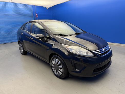 Used 2013 Ford Fiesta SE FWD image 2