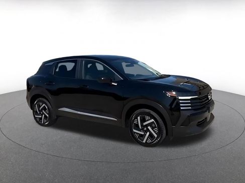 Used 2025 Nissan Kicks SV image 2