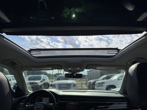 Used 2019 Audi Q8 Prestige w/ Luxury Package AWD/4WD image 15