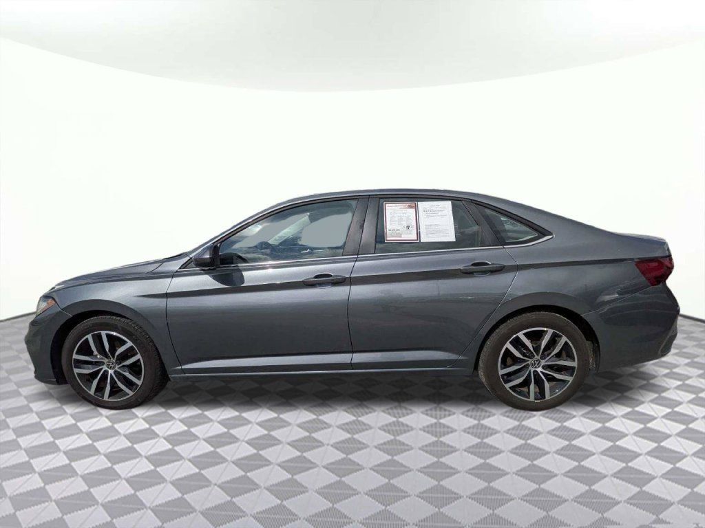 Used 2025 Volkswagen Jetta SE FWD image 6