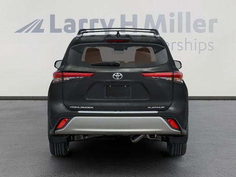 Used 2023 Toyota Highlander Platinum AWD/4WD image 5