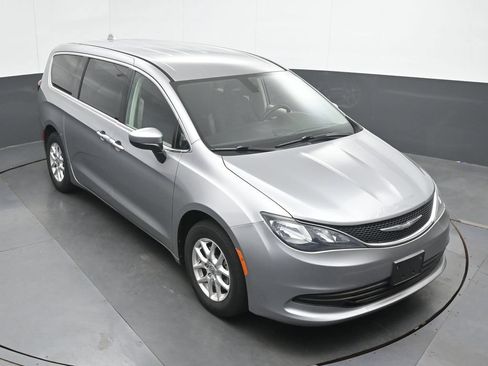 Used 2017 Chrysler Pacifica Touring FWD image 35