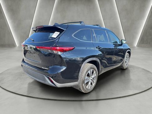 Used 2021 Toyota Highlander XLE AWD/4WD image 7