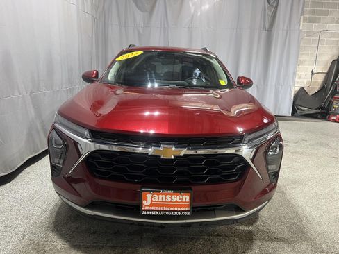 Used 2025 Chevrolet Trax LT FWD image 3
