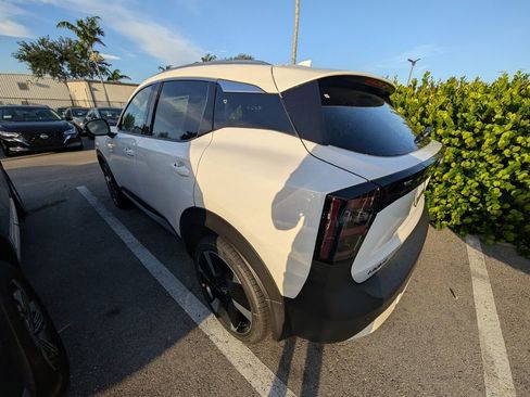 New 2025 Nissan Kicks SR FWD image 12