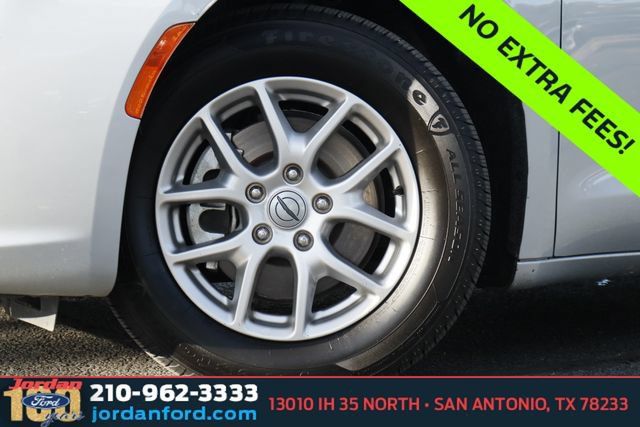 Used 2024 Chrysler Pacifica Touring-L FWD image 3