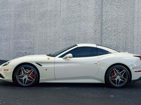 Used 2017 Ferrari California T RWD image 41