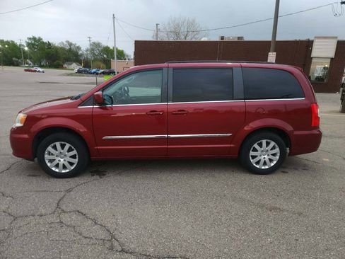 Used 2014 Chrysler Town & Country Touring FWD image 7