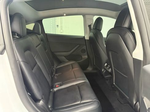 Used 2022 Tesla Model Y Long Range image 14