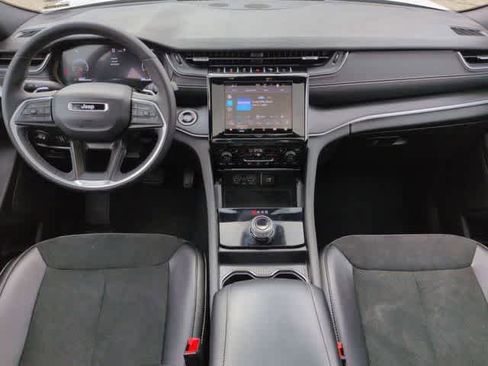 Used 2025 Jeep Grand Cherokee Altitude image 15