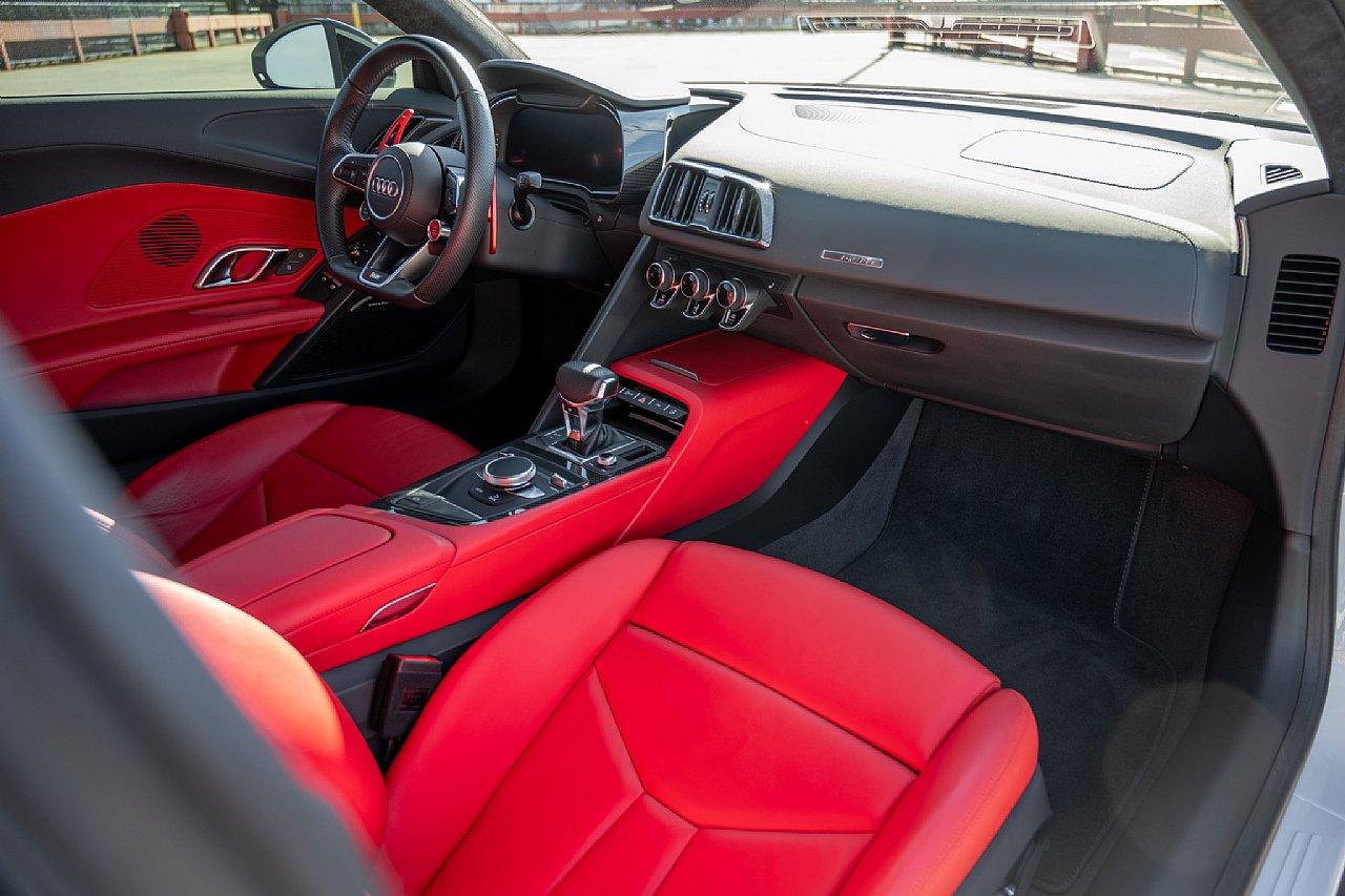 Used 2018 Audi R8 V10 w/ Premium Package RWD image 21