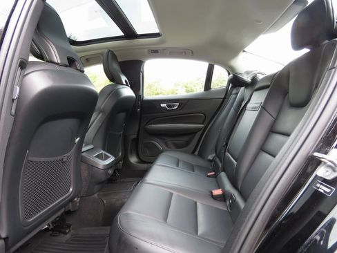 Used 2022 Volvo S60 B5 Momentum w/ Premium Package image 20