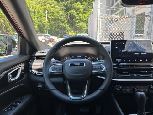 Used 2025 Jeep Compass Trailhawk AWD/4WD image 33