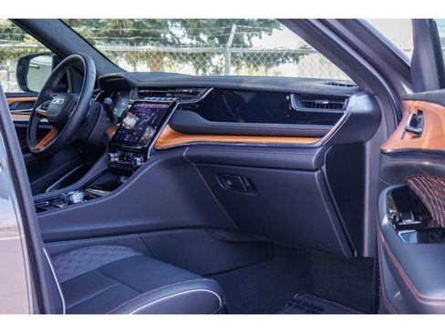 Used 2024 Jeep Grand Cherokee Summit AWD/4WD image 10
