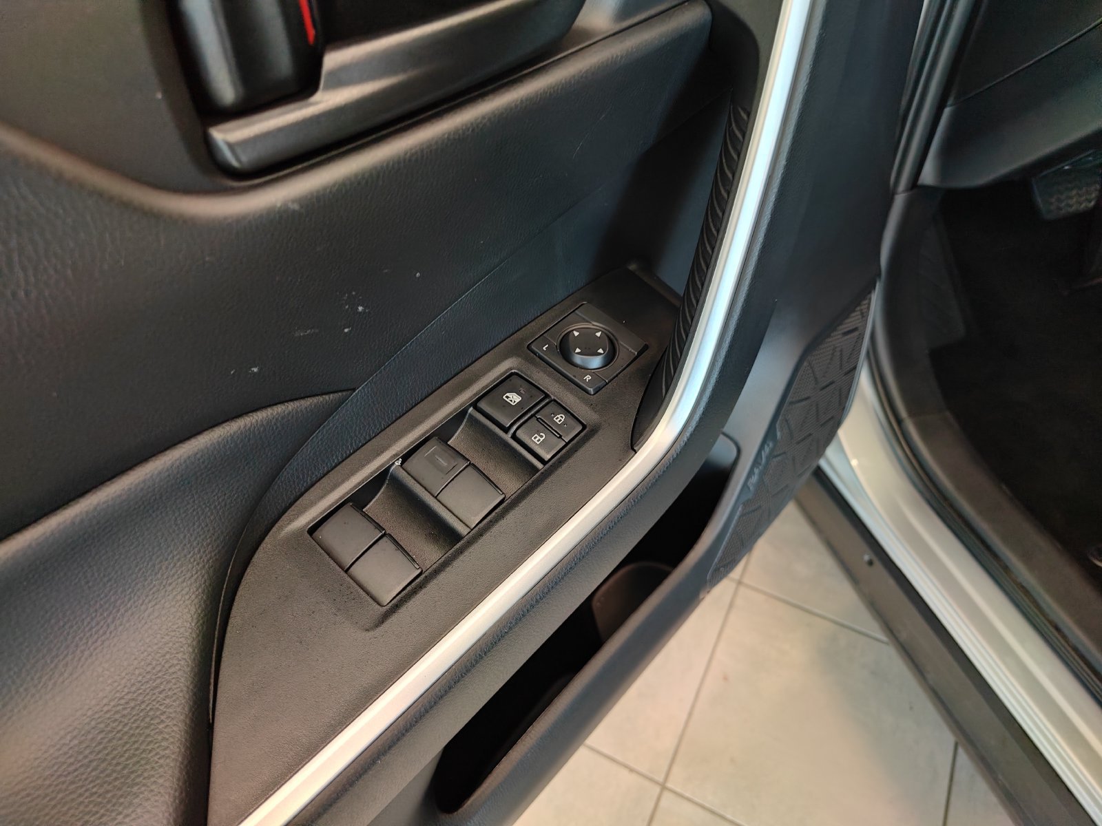 Used 2024 Toyota RAV4 LE AWD/4WD image 8
