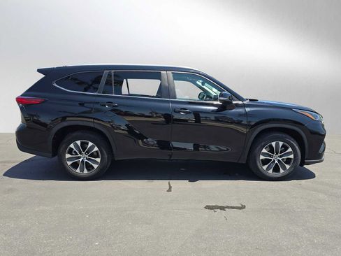 Used 2023 Toyota Highlander XLE FWD image 2