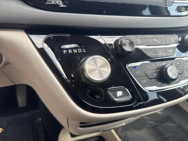 Used 2018 Chrysler Pacifica Touring-L FWD image 26