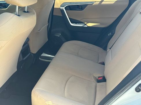 Used 2019 Toyota RAV4 LE FWD image 18