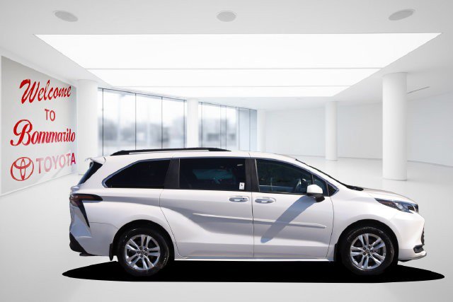 Used 2025 Toyota Sienna XLE w/ XLE Plus Package AWD/4WD image 5