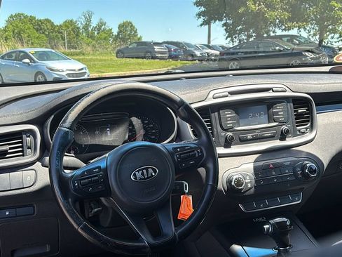 Used 2016 Kia Sorento AWD w/ LX Convenience Package image 13