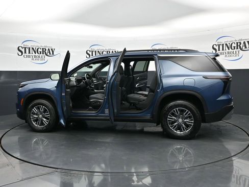 Used 2026 Chevrolet Traverse LT FWD image 37