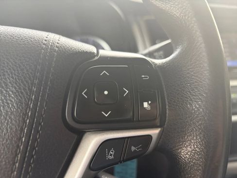 Used 2018 Toyota Highlander LE AWD/4WD image 30