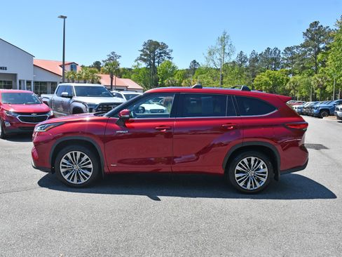 Used 2021 Toyota Highlander Platinum image 2