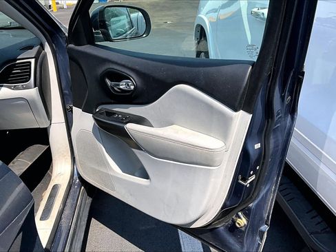 Used 2020 Jeep Cherokee Limited w/ Luxury Group image 22