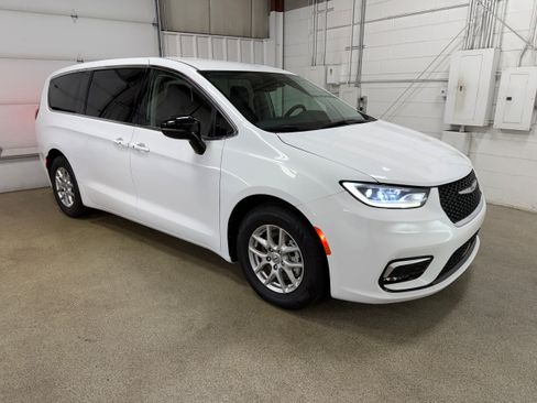 Used 2024 Chrysler Pacifica Touring-L FWD image 4