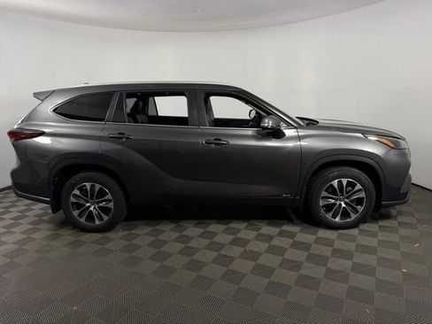 Used 2025 Toyota Highlander XLE image 10
