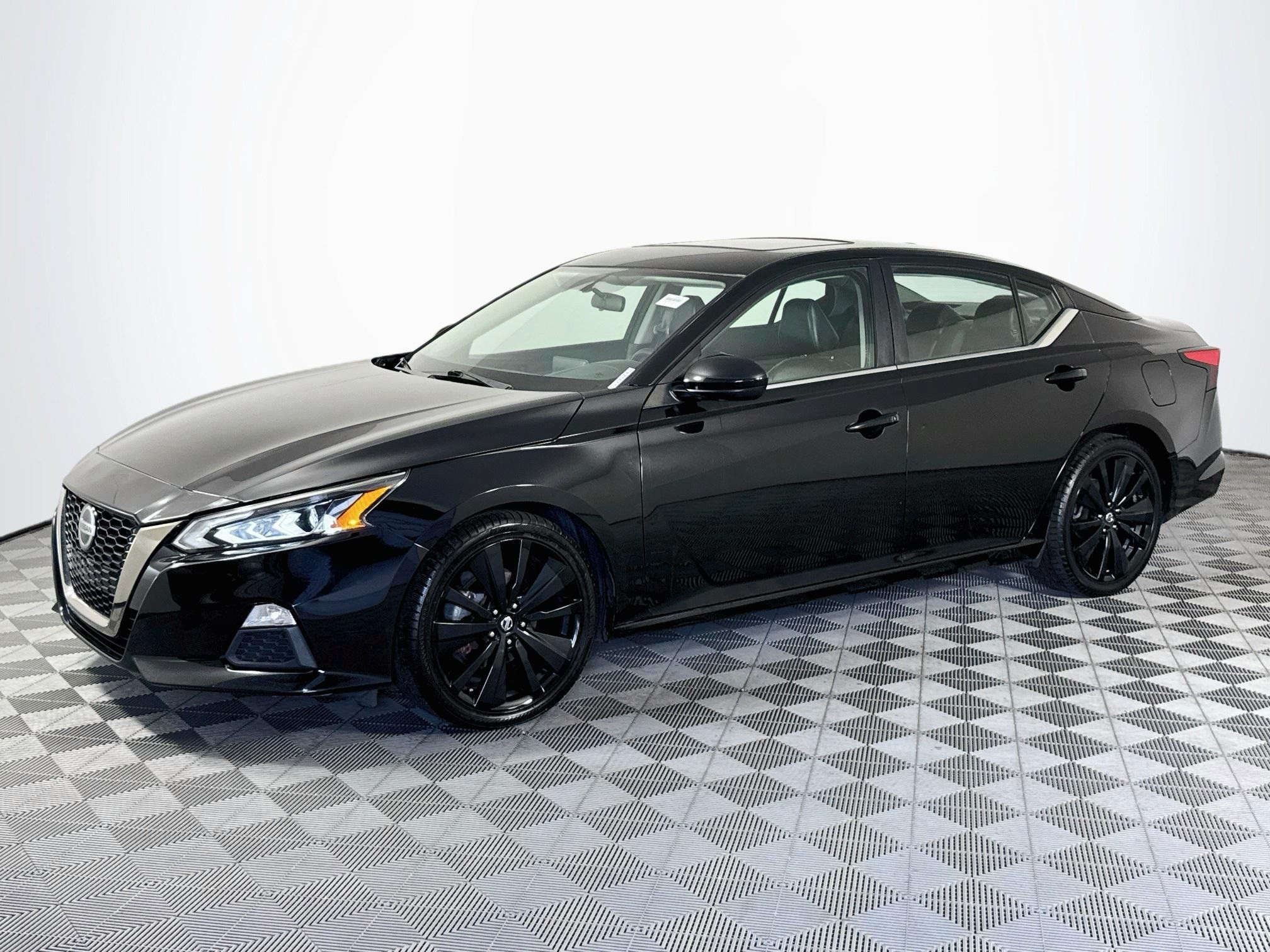 Used 2019 Nissan Altima 2.5 SR FWD image 7