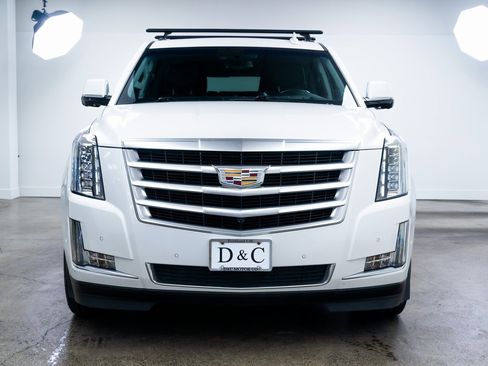 Used 2019 Cadillac Escalade ESV Premium Luxury image 2