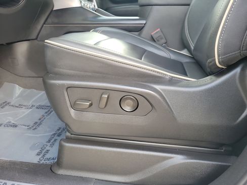 Used 2024 GMC Yukon XL SLT w/ SLT Premium Package RWD image 14