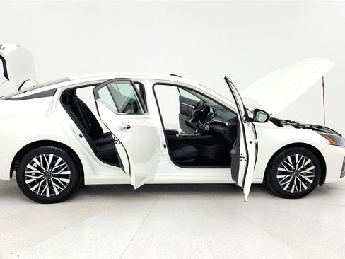 Used 2023 Nissan Altima 2.5 SV image 11