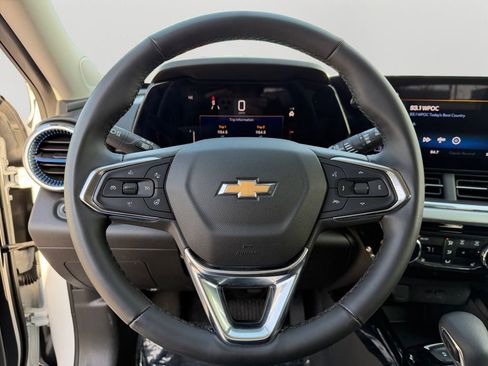 Used 2025 Chevrolet Trax LT w/ LT Convenience Package image 19