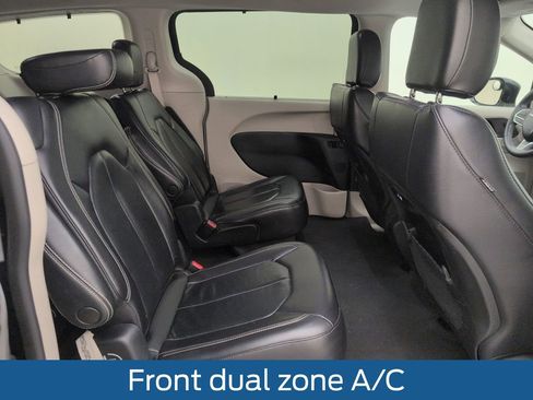 Used 2022 Chrysler Pacifica Touring-L FWD image 16