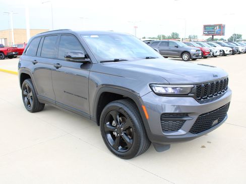 Used 2023 Jeep Grand Cherokee Altitude AWD/4WD image 8