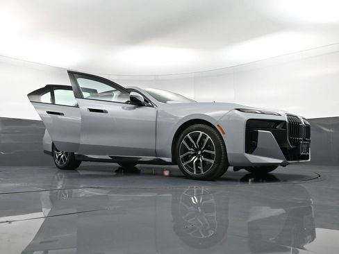 Used 2024 BMW 740i xDrive w/ Premium Package image 42